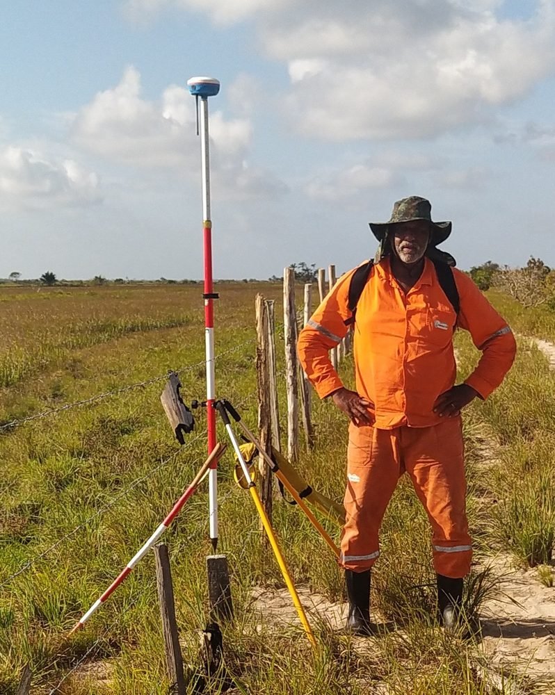 Jorge Morais em levantamento de campo com receptor GNSS